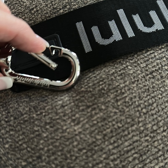 Lululemon 🍋❤️🍋 Black & Grey Never Lost Keychain~NWT - Picture 5 of 7
